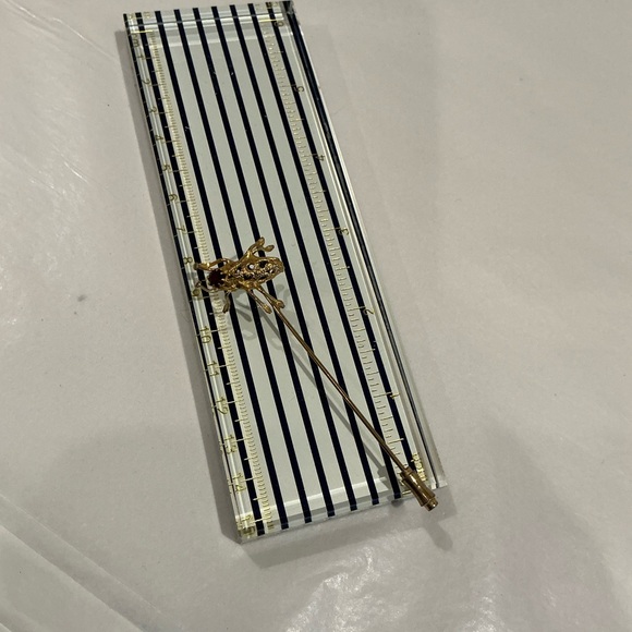 Gold Tone Stick Pin/brooch - vintage - Picture 2 of 5